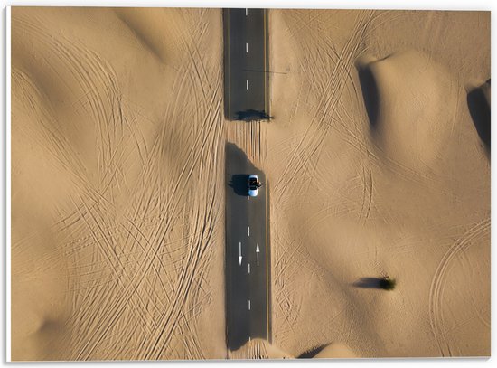 WallClassics - PVC Schuimplaat- Auto op Weg door Woestijn - 40x30 cm Foto op PVC Schuimplaat
