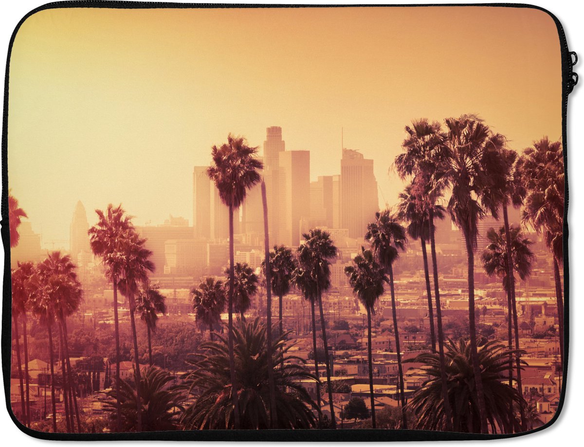 Laptophoes 17 inch - Palmboom - Skyline - Zonsondergang - Architectuur - Laptop sleeve - Binnenmaat 41x28 cm - Zwarte achterkant