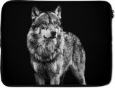 Laptophoes 17 inch - Wolf - Dieren - Wild - Zwart - Wit - Laptop sleeve - Binnenmaat 42,5x30 cm - Zwarte achterkant
