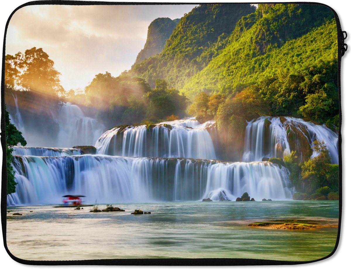 Laptophoes 15.6 inch - Waterval - Planten - Zon - Water - Natuur - Laptop sleeve - Binnenmaat 37x26 cm - Zwarte achterkant