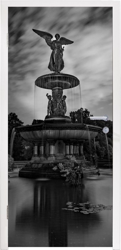 Deursticker Fontein in Central Park in New York -Zwart-wit – 90×205 cm – Deurposter