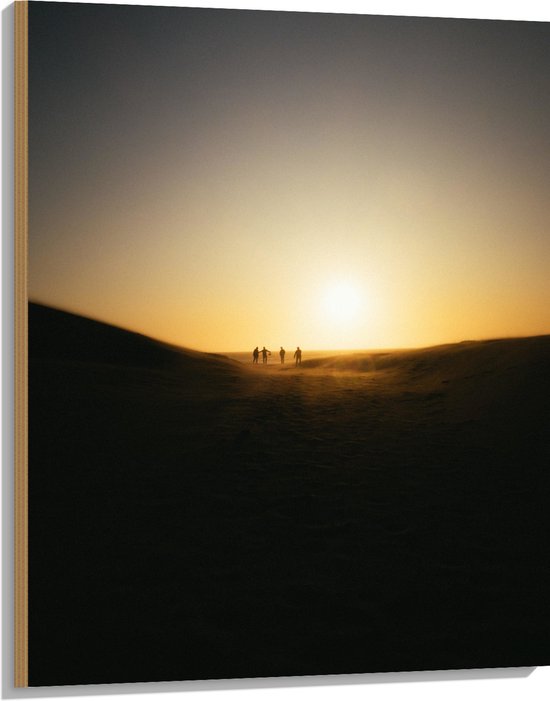 WallClassics - Hout - Personen Voetballend in Woestijn met Zonsondergang - 75x100 cm - 12 mm dik - Foto op Hout (Met Ophangsysteem)