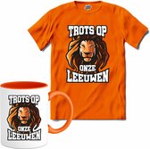 Trots op onze leeuwen - Oranje elftal WK / EK voetbal kampioenschap - bier feest kleding - grappige zinnen, spreuken en teksten - T-Shirt met mok - Heren - Oranje - Maat 3XL