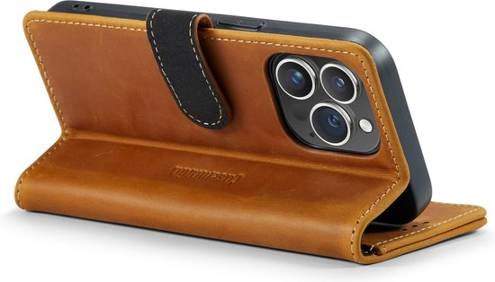 Bruin leren portemonnee hoesje half geopend met iPhone 14 Pro en Casemania logo.