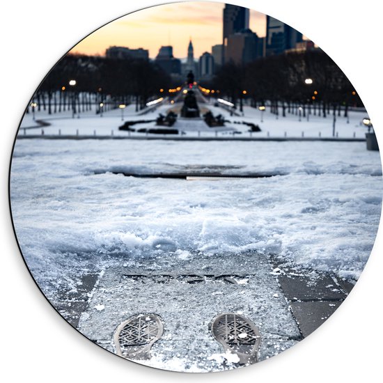 WallClassics - Dibond Muurcirkel - Bevroren Sneeuw in Stad - 50x50 cm Foto op Aluminium Muurcirkel (met ophangsysteem)