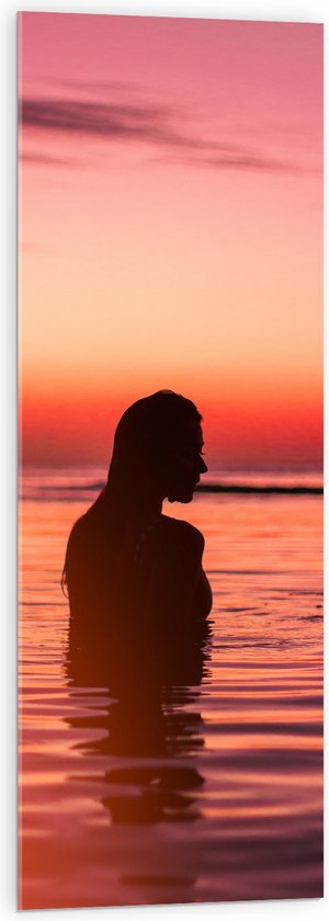 WallClassics - Acrylglas - Silhouet van Mooie Vrouw in Zee - 40x120 cm Foto op Acrylglas (Met Ophangsysteem)