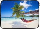 Laptophoes 13 inch - Strand - Hangmat - Zee - Palmboom - Laptop sleeve - Binnenmaat 32x22,5 cm - Zwarte achterkant