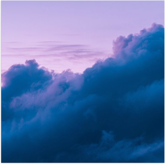 WallClassics - Poster (Mat) - Wolken met Blauwe Gloed - 50x50 cm Foto op Posterpapier met een Matte look