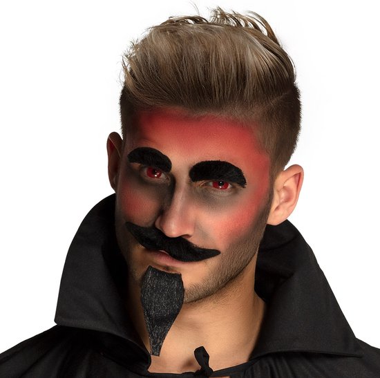 Man met duivelmake-up, zwarte snor en sikje, draagt rode ooglenzen.