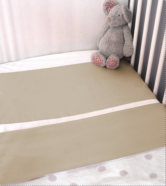 Foto: Taupe silky sleep baby hoeslakentje met zijden hoofdeinde afmeting 40x80cm 70 katoen 30 zijden voorkomt nachtelijk schuren kale plekken haaruitval en klitten hypoallergeen isolerend vocht temperatuurregulerend kinder beddengoed