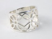 Brede opengewerkte zilveren ring met bloemen motief - maat 18