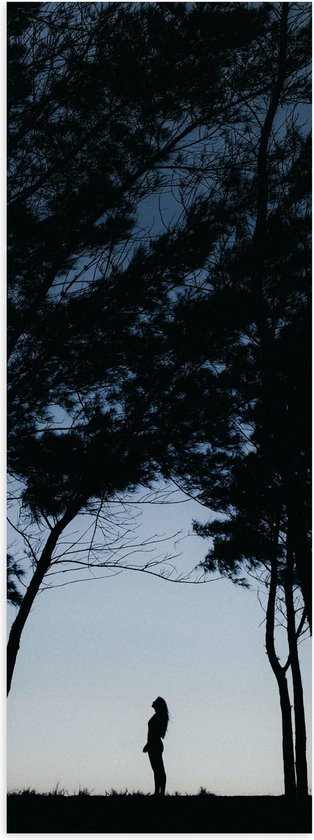 WallClassics - Poster Glanzend – Silhouet van Vrouw onder Hoge Bomen - 20x60 cm Foto op Posterpapier met Glanzende Afwerking