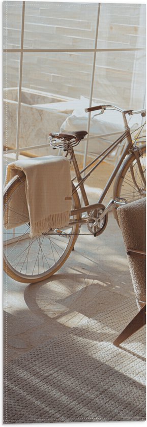 WallClassics - Vlag - Fiets geparkeerd in Beige Huis - 20x60 cm Foto op Polyester Vlag