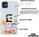 Lichtblauw telefoonhoesje met een grote zwarte 'E', bloemen en de naam 'Elizabeth'. Keuze uit 4 kleuren en 4 stijlen.