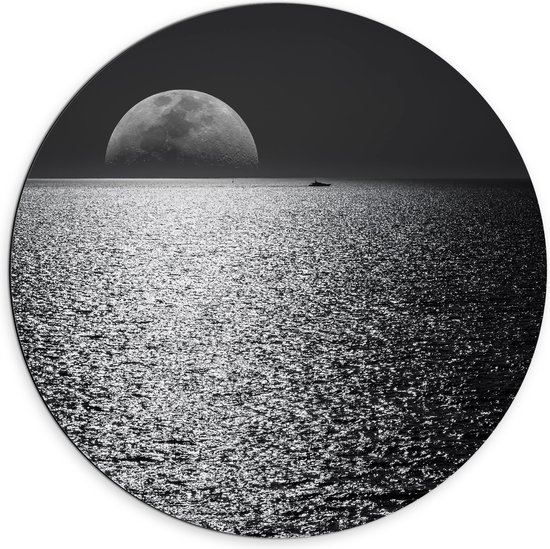 WallClassics - Dibond Muurcirkel - Maan aan de Horizon bij de Zee Zwart / Wit - 70x70 cm Foto op Aluminium Muurcirkel (met ophangsysteem)