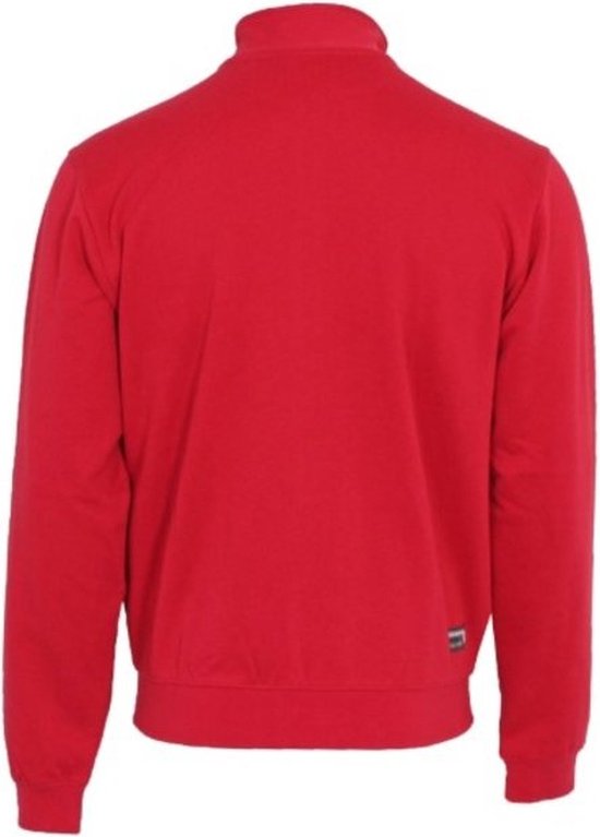 Achterkant van een rood trainingsvest met zwarte logo.
