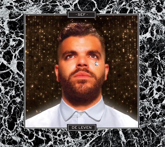 Close-up van Sef die omhoog kijkt, met glitter achtergrond, marmeren rand en tekst "SEF . DE LEVEN".