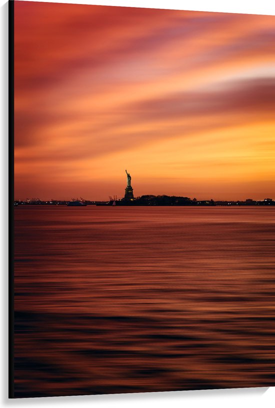 WallClassics - Canvas  - Oranje Lucht boven Vrijheidsbeeld in New York - 100x150 cm Foto op Canvas Schilderij (Wanddecoratie op Canvas)