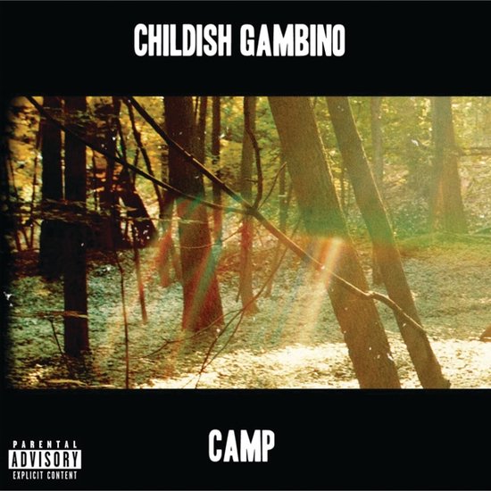 Albumhoes met Childish Gambino - CAMP. Bos met zonnestralen. Grijze en bruine tinten. Grijze tekst: CHILDISH GAMBINO bovenaan. CAMP onderaan. Parental Advisory logo linksonder.