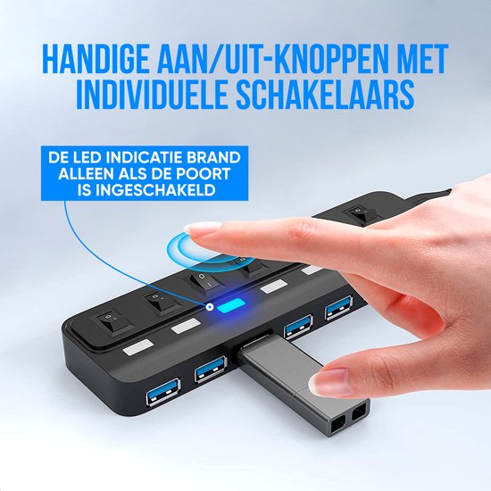 Un doigt appuie sur le bouton marche/arrêt d'un hub USB 3.0 noir à 7 ports avec indicateurs LED bleus.