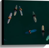 WallClassics - Canvas  - Bovenaanzicht van Groep Surfers op Oceaan - 40x40 cm Foto op Canvas Schilderij (Wanddecoratie op Canvas)