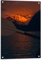 WallClassics - Tuinposter – Bootje bij Vulkaanuitbarsting - 60x80 cm Foto op Tuinposter  (wanddecoratie voor buiten en binnen)
