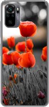 Geschikt voor Xiaomi Redmi Note 10 hoesje - Rode Klaprozen tegen zwarte met witte achtergrond - Siliconen Telefoonhoesje
