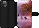 Bookcase Geschikt voor iPhone 11 Pro telefoonhoesje - Paarden - Mist - Bos - Met vakjes - Wallet case met magneetsluiting
