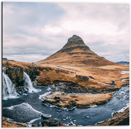 WallClassics - Dibond - Watervalletje en Berg bij Rivier - 50x50 cm Foto op Aluminium (Wanddecoratie van metaal)