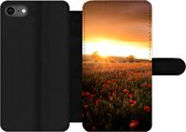 Bookcase Geschikt voor iPhone 8 telefoonhoesje - Zonsondergang over de Klaprozen in Engeland - Met vakjes - Wallet case met magneetsluiting