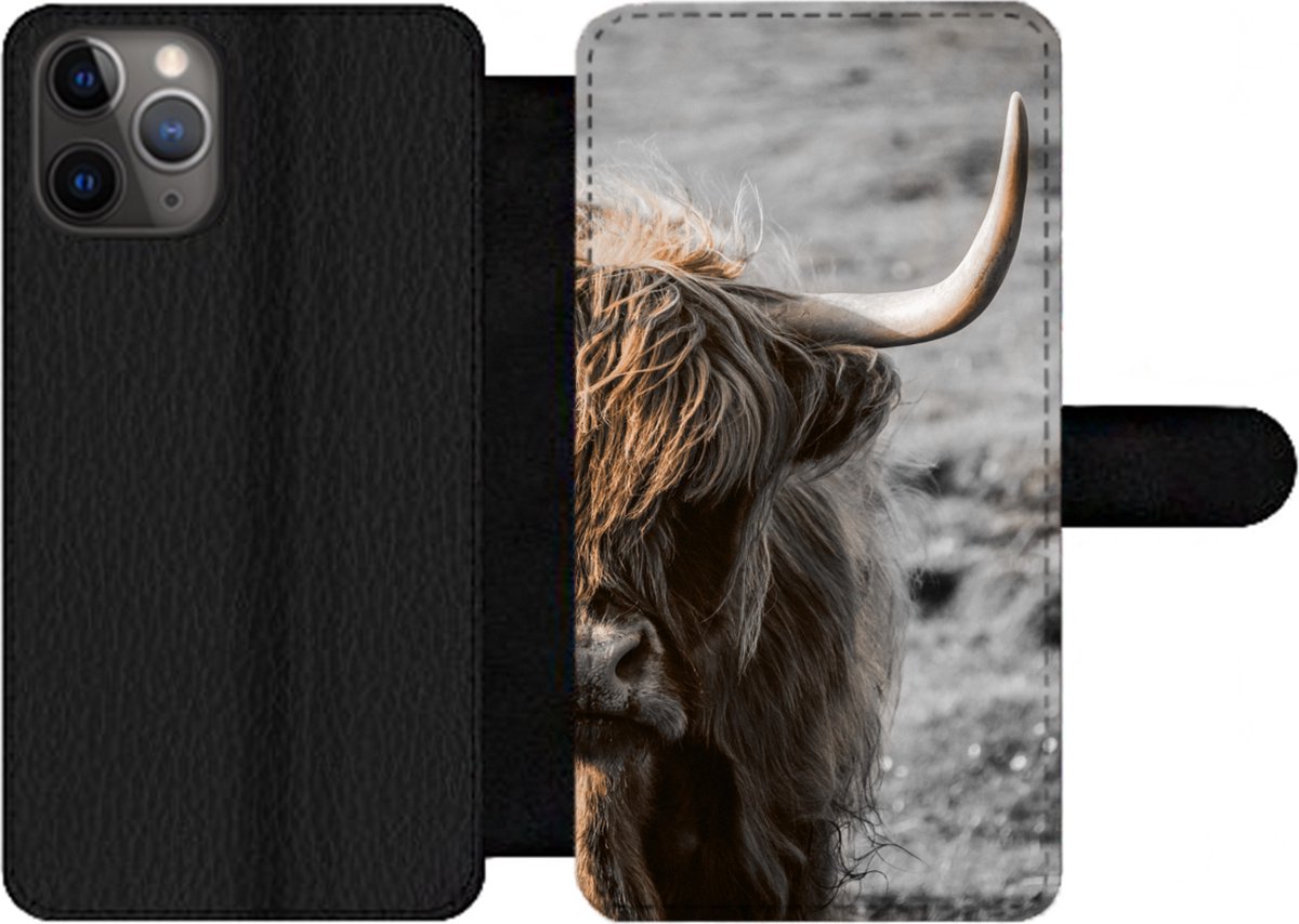 Telefoonhoesje Geschikt voor iPhone 11 Pro Max telefoonhoesje - Schotse hooglander - Koeien - Natuur - Met vakjes - Wallet case met magneetsluiting