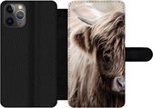 Bookcase Geschikt voor iPhone 11 Pro telefoonhoesje - Schotse hooglander - Koe - Vacht - Met vakjes - Wallet case met magneetsluiting