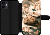 Bookcase Geschikt voor iPhone 12 telefoonhoesje - Schotse hooglander - Vlinders - Bladeren - Met vakjes - Wallet case met magneetsluiting