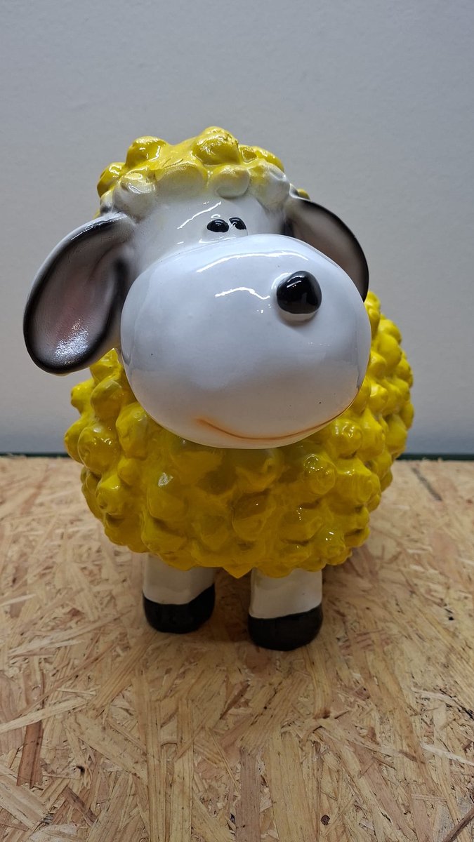 Bolschaap beeld Geel - Lengte 41cm - kleur Geel - Decoratie - polyresin bol schaap - polystone sheep tuinbeeld - hoogte 30cm