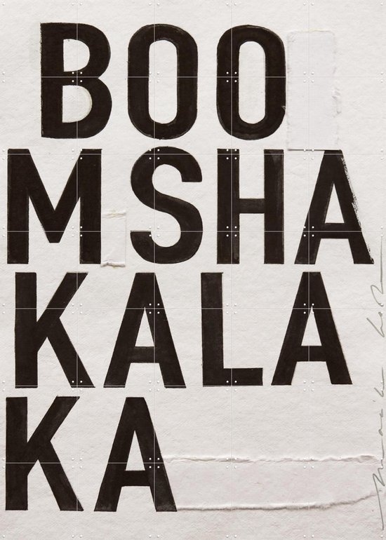 Décoration murale avec le texte 'BOOMSHAKALAKA' en grandes lettres noires sur fond blanc, avec des joints visibles entre les carreaux.