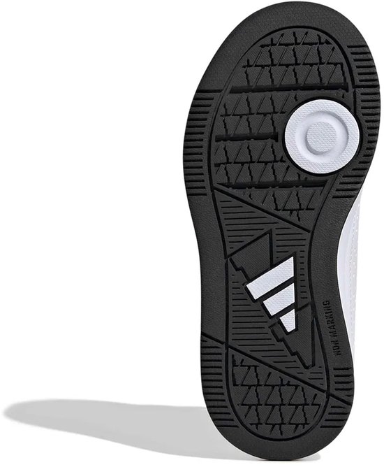 Zwarte buitenzool van een witte Adidas sneaker met klittenbandsluiting. De zool heeft een Adidas logo en een profiel.
