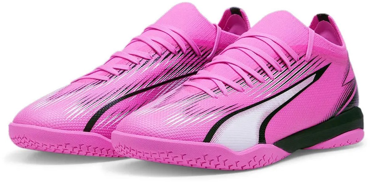 Puma Ultra Match It voetbalschoenen in roze, EU 44, met lichtgewicht mesh en GripControl-skin voor stabiliteit en balgevoel.