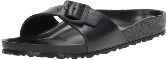 Zwarte Birkenstock slipper met gesp, opengewerkt ontwerp.