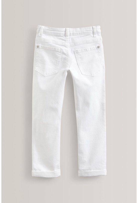 Achterkant van witte jeans, met opgerolde pijpen, hangend aan een kledinghanger.