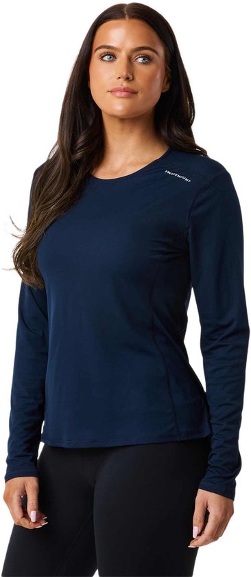Model draagt een donkerblauw sportshirt met lange mouwen en zwarte legging, met 'Swedemount' logo op de borst.