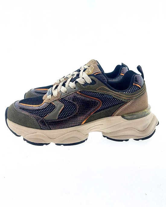 Zijaanzicht van groene en bruine sneakers met beige veters, snake-print en dikke zolen.