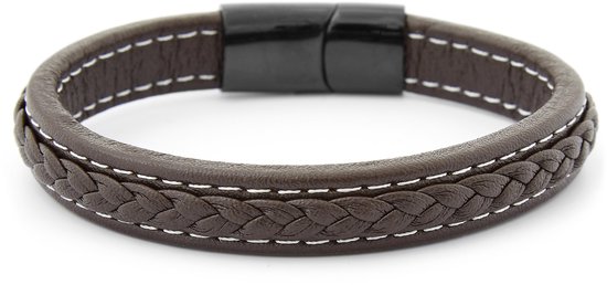Bruine leren gevlochten armband met witte stiksels en zwarte sluiting met leeuwenlogo.