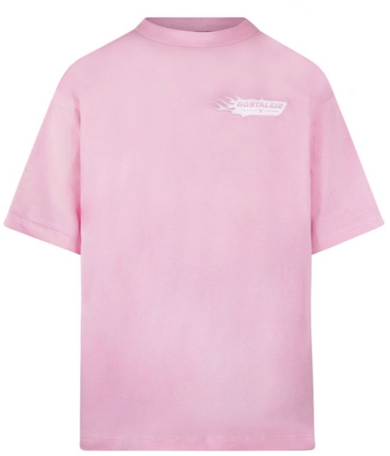 Roze T-shirt met op de voorkant links een witte print van vlammen en tekst.