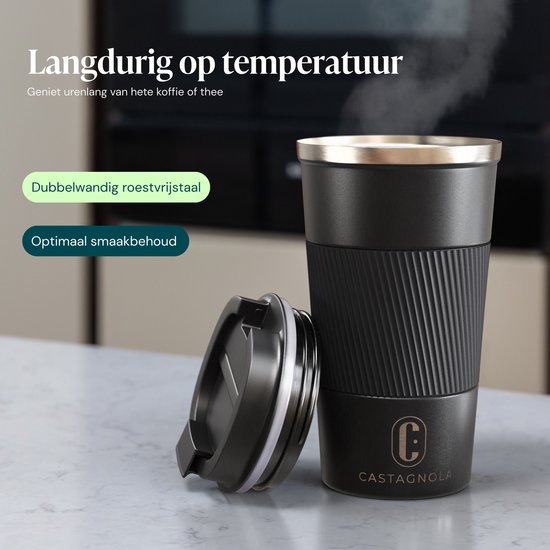 Zwarte thermosbeker met geribbelde grip en zilveren rand, stoom komt uit de bovenkant.
