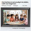 Zwart digitaal fotolijst met kinderen aan tafel, interface met meldingen, instellingen, tijd en weer.