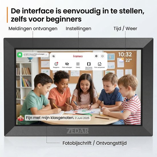 Zwart digitaal fotolijst met kinderen aan tafel, interface met meldingen, instellingen, tijd en weer.