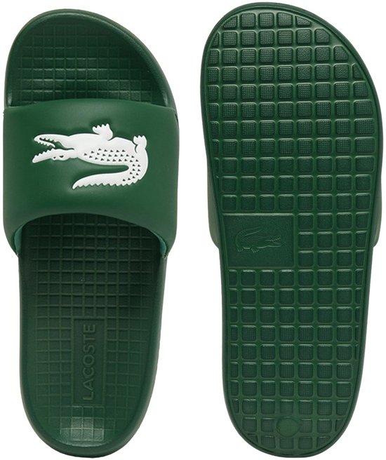 Donkergroene Lacoste slipper, bovenkant met witte krokodillenopdruk en geribbelde zool.
