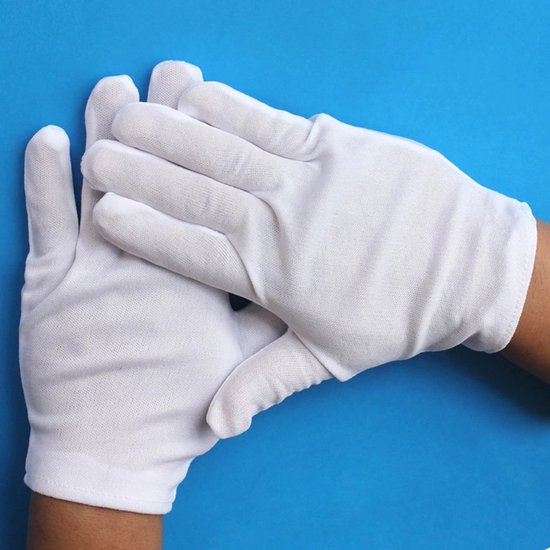 Witte handschoenen op een blauwe achtergrond.