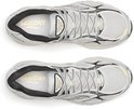 Bovenkant van twee witte Saucony sneakers, met gouden logo op de binnenzool.