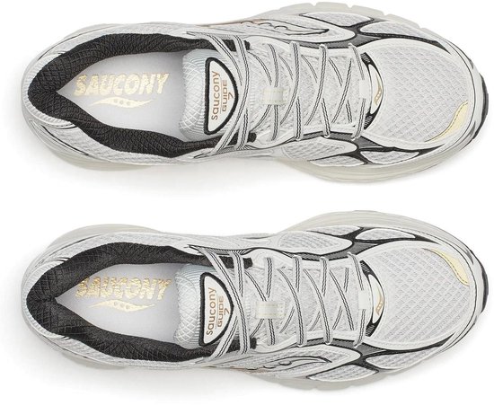 Bovenkant van twee witte Saucony sneakers, met gouden logo op de binnenzool.